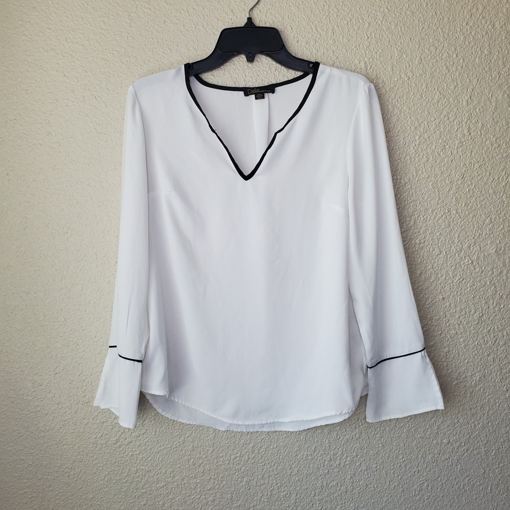 Dalia white long-sleeved V-neck blouse top, size M women, lightweight long sleev